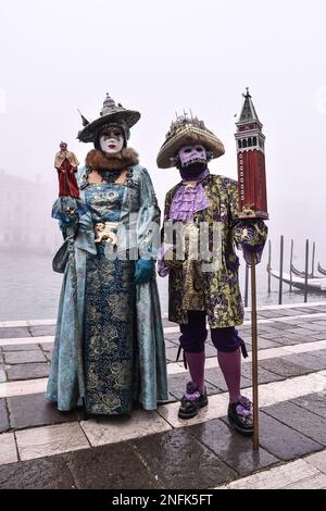 Venise, Italie. 16th févr. 2023. Les fêtards masqués posent pour un portrait à Venise, Italie, le 17 février 2023. Le Carnaval de Venise commencera sur 4 février et se terminera sur 21 février 2023 et sera intitulé ''Prenez votre temps pour les signes originaux'' (photo de Michele Maraviglia/NurPhoto) crédit: NurPhoto SRL/Alamy Live News Banque D'Images