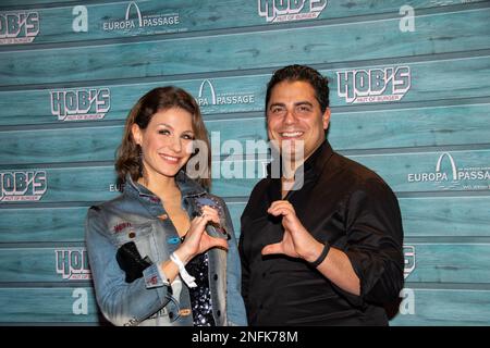 Stefanie Schanzleh und Silva Gonzalez BEI der HOB's Hut of Burger Opening Party in der Europa passage Hamburg. 15.02.2023 Banque D'Images