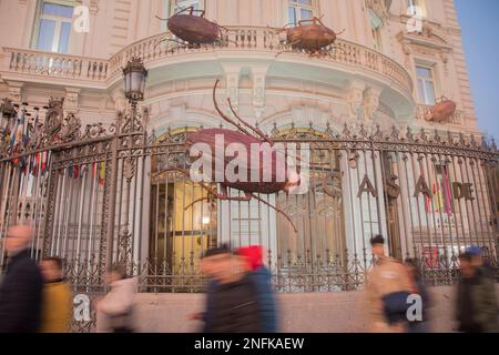 Madrid, Madrid, Espagne. 16th févr. 2023. Six cafards géants aux têtes d'êtres humains restent perchés au sommet du palais. Le projet d'exposition, appelé survivants, est un hommage à la métamorphose de Kafka et peut être interprété comme un avertissement sur les risques d'être séduit par l'ego et la puissance tout en oubliant notre nature humaine. Composés de douze pièces au total, les six cafards restants des survivants sont exposés à l'intérieur du Centre Conde Duque dans le cadre de l'exposition 'Mundos. Goya et Fabelo', qui sera en cours jusqu'à 30 juillet et est organisé par la Fundacion Ibercaja et le Madr Banque D'Images