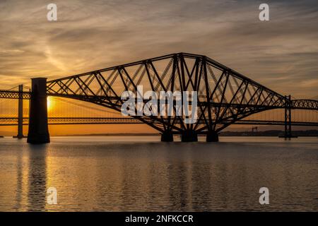 Le Forth Rail Bridge au coucher du soleil, avec le Forth Road Bridge et Queensferry Crossing au-delà, vue depuis South Queensferry, Écosse, Royaume-Uni Banque D'Images