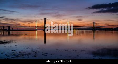 Vue panoramique sur Forth Road Bridge et Queensferry Crossing au coucher du soleil depuis South Queensferry, Écosse, Royaume-Uni Banque D'Images