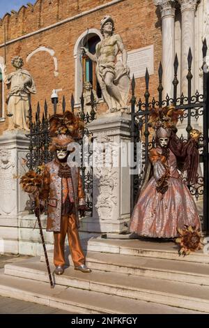 Les amateurs de carnaval vêtus de magnifiques costumes et masques lors du carnaval de Venise 2023 à Porta Magna, Arsenale, Venise, Italie en février Banque D'Images