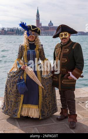 Les amateurs de carnaval vêtus de magnifiques costumes et masques pendant le carnaval de Venise 2023 à la place Saint-Marc, Venise, Italie en février Banque D'Images