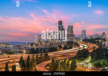 Seattle, Washington, États-Unis, le centre-ville et les autoroutes au crépuscule. Banque D'Images