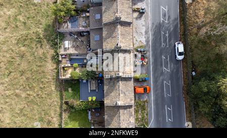 Photo de drone aérienne du magnifique village de East Morton à Keighley dans le Yorkshire au Royaume-Uni, montrant d'anciennes rangées historiques de maison mitoyenne traditionnelle Banque D'Images