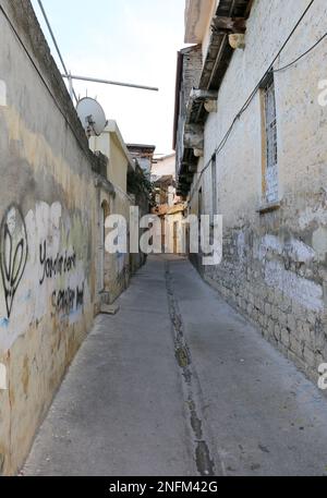 HATAY,TURQUIE-DÉCEMBRE 12:Narrow Street avec Graffitti et des peintures murales à Ancient Antioch. 12 décembre, 2016, à Hatay, Turquie Banque D'Images