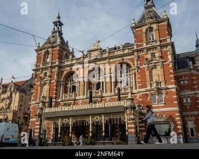 Amsterdam, pays-Bas. 15th févr. 2023. Une vue sur le théâtre international avec les gens passant. Amsterdam est l'une des villes les plus belles, les plus créatives et les plus favorables aux cycles en Europe. C'est un grand mélange d'une ambiance cosmopolite et d'une taille relativement petite, ce qui signifie qu'il y a un charme de village. Bien qu'il soit encore froid mais ensoleillé, les touristes visitent déjà la capitale néerlandaise en semaine. Les endroits les plus visités sont généralement la place du Dam, le centre-ville, les musées et les canaux. (Photo par Ana Fernandez/SOPA Images/Sipa USA) Credit: SIPA USA/Alay Live News Banque D'Images