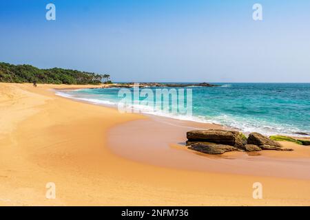 Plages de sable tropical à Medaketiya près de Tangalle sur la côte sud du Sri Lanka dans l'océan Indien Banque D'Images