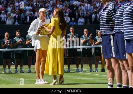 HRH Catherine, la princesse de Galles rencontre Elena Rybakina, championne féminine des célibataires, après la finale aux championnats de Wimbledon 2022 Banque D'Images