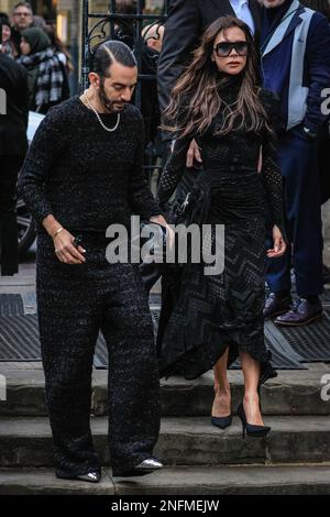 Londres, Royaume-Uni. 16th févr. 2023. Marc Jacobs (f), Victoria Beckham (r). Les amateurs, les amis et la famille assistent au service du mémorial pour assister au service du mémorial pour la designer de mode britannique Vivienne Westwood, qui a défendu le punk et la nouvelle vague au Royaume-Uni et a travaillé avec certains des plus grands designers, célébrités et supermodèles. Credit: Imagetraceur/Alamy Live News Banque D'Images