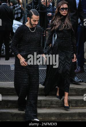 Londres, Royaume-Uni. 16th févr. 2023. Marc Jacobs (f), Victoria Beckham (r). Les amateurs, les amis et la famille assistent au service du mémorial pour assister au service du mémorial pour la designer de mode britannique Vivienne Westwood, qui a défendu le punk et la nouvelle vague au Royaume-Uni et a travaillé avec certains des plus grands designers, célébrités et supermodèles. Credit: Imagetraceur/Alamy Live News Banque D'Images