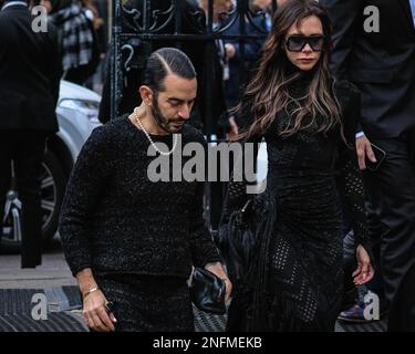 Londres, Royaume-Uni. 16th févr. 2023. Marc Jacobs (f), Victoria Beckham (r). Les amateurs, les amis et la famille assistent au service du mémorial pour assister au service du mémorial pour la designer de mode britannique Vivienne Westwood, qui a défendu le punk et la nouvelle vague au Royaume-Uni et a travaillé avec certains des plus grands designers, célébrités et supermodèles. Credit: Imagetraceur/Alamy Live News Banque D'Images