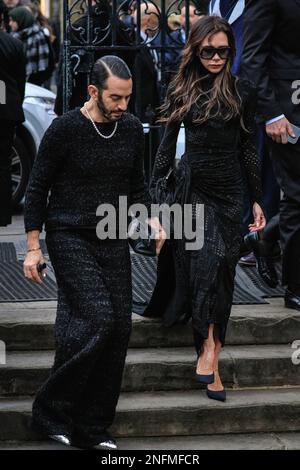 Londres, Royaume-Uni. 16th févr. 2023. Marc Jacobs (f), Victoria Beckham (r). Les amateurs, les amis et la famille assistent au service du mémorial pour assister au service du mémorial pour la designer de mode britannique Vivienne Westwood, qui a défendu le punk et la nouvelle vague au Royaume-Uni et a travaillé avec certains des plus grands designers, célébrités et supermodèles. Credit: Imagetraceur/Alamy Live News Banque D'Images