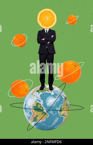 Image de collage vertical de l'homme de coffrage croisé des bras orange fruit au lieu de la tête stand mini planète terre globe isolé sur fond vert Banque D'Images