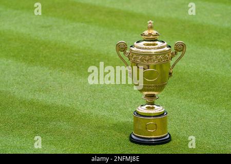 Le Trophée des célibataires de Gentlemen sur le Centre court des Championnats de Wimbledon 2022 Banque D'Images