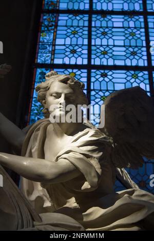 Statut de marbre, Sculpture d'un Ange devant Une vitrail dans l'Eglise, Eglise Saint Paul Saint Louis, Marais Paris France Banque D'Images