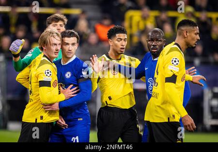 Dortmund, Allemagne. 15th févr. 2023. Julian Brandt (BVB), Ben Chilwell (Chelsea), Jude Bellingham (BVB), Kalidou Koulibaly (Chelsea), Sébastien Haller Banque D'Images