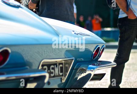 Pare-chocs arrière classique de la Corvette Stingray de Chevrolet photo avec la foule en arrière-plan Banque D'Images