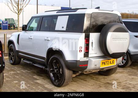 2022 (72) White LAND ROVER DEFENDER se D MHEV AUTO X-DYNAMIC se ; voitures neuves et d'occasion en vente chez les concessionnaires automobiles sur la piste et dans la salle d'exposition Inchcape Land Rover Preston Banque D'Images