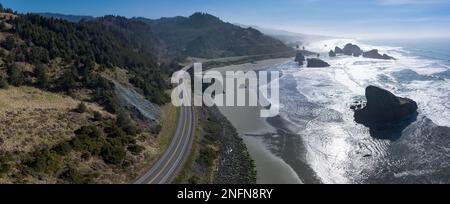 L'après-midi, la lumière du soleil brille sur la côte sud accidentée de l'Oregon, le long du couloir panoramique de l'État Samuel H. Boardman. Cette zone a de nombreux points de vue. Banque D'Images