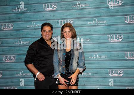 Silva Gonzalez und Stefanie Schanzleh BEI der HOB's Hut of Burger Opening Party in der Europa passage Hamburg. 15.02.2023 Banque D'Images