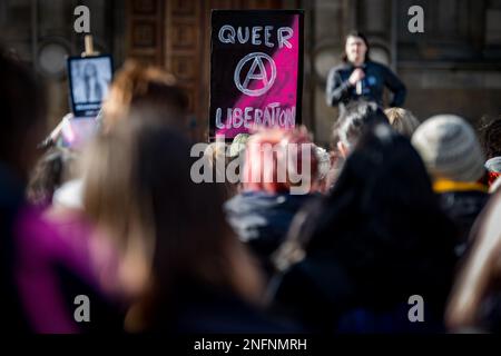 Édimbourg, Écosse, vendredi 17 février 2023. Plus de 400 personnes se sont rassemblées à une vigile à Bristo Square à l'Université d'Édimbourg pour honorer la vie de l'adolescent Brianna Ghey. Brianna Ghey était une fille transgenre britannique de 16 ans de Birchwood à Warrington, Cheshire, en Angleterre, qui a été assassinée à Warrington le 11 février 2023. Banque D'Images