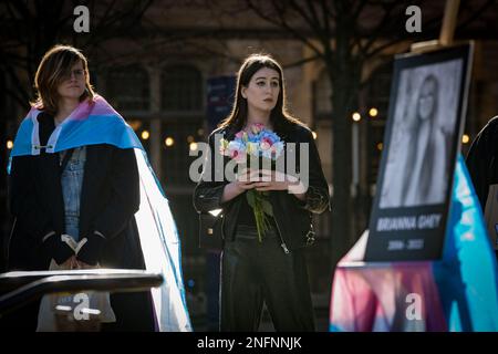 Édimbourg, Écosse, vendredi 17 février 2023. Plus de 400 personnes se sont rassemblées à une vigile à Bristo Square à l'Université d'Édimbourg pour honorer la vie de l'adolescent Brianna Ghey. Brianna Ghey était une fille transgenre britannique de 16 ans de Birchwood à Warrington, Cheshire, en Angleterre, qui a été assassinée à Warrington le 11 février 2023. Banque D'Images