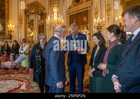 King Charles III (deuxième gauche) discute avec Zac Goldsmith, ministre d'État des territoires d'outre-mer, Commonwealth, énergie, climat et environnement (troisième gauche), Et le secrétaire d'État à l'Environnement, à l'alimentation et aux Affaires rurales, Thérèse Coffey (à gauche), lors d'une réception pour discuter de la mise en œuvre pratique du cadre mondial de la biodiversité à Buckingham Palace, Londres. Date de la photo: Vendredi 17 février 2023. Banque D'Images