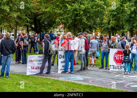 La Haye, pays-Bas 04 septembre 2020, des manifestants avec un texte sur des bannières exprimant la peur de la liberté d'expression et de la vérité pendant la lutte pour le contro Banque D'Images