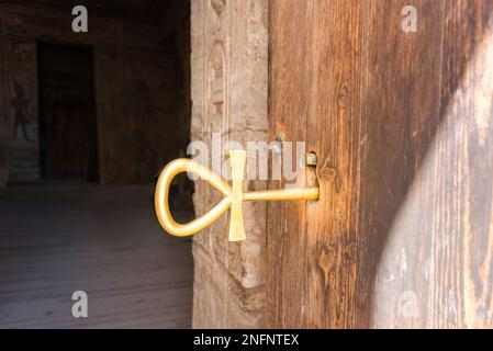 La clé qui ouvre le temple d'Abou Simbel en Égypte. Banque D'Images