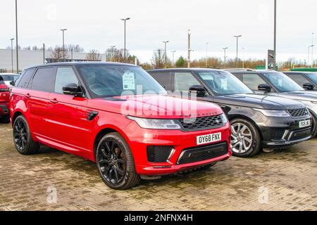 2018 RED LAND ROVER   RANGE ROVER SPORT SDV6 HSE 2993CC. Vus diesel; voitures neuves et d'occasion en vente dans les espaces de présentation et les salles d'exposition des concessionnaires automobiles à Preston, au Royaume-Uni Banque D'Images