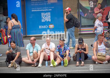 Toronto Ontario, Canada- 26 juin 2022 : la foule au défilé annuel de la fierté de Toronto. Banque D'Images