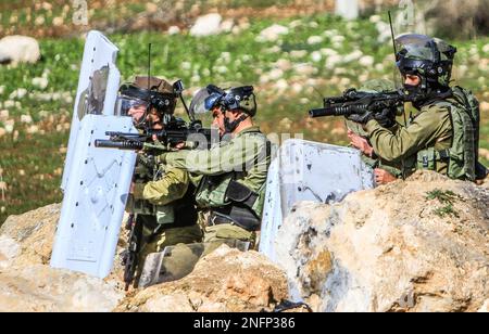 Naplouse, Palestine. 17th févr. 2023. Des soldats israéliens ont vu viser les manifestants palestiniens lors de la manifestation contre les colonies israéliennes dans le village de Beit Dajan près de la ville de Naplouse, en Cisjordanie. (Photo de Nasser Ishtayeh/SOPA Images/Sipa USA) crédit: SIPA USA/Alay Live News Banque D'Images