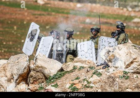 Naplouse, Palestine. 17th févr. 2023. Des soldats israéliens ont vu viser les manifestants palestiniens lors de la manifestation contre les colonies israéliennes dans le village de Beit Dajan près de la ville de Naplouse, en Cisjordanie. (Photo de Nasser Ishtayeh/SOPA Images/Sipa USA) crédit: SIPA USA/Alay Live News Banque D'Images