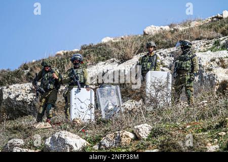 Naplouse, Palestine. 17th févr. 2023. Les soldats israéliens se tiennent prêts contre les manifestants palestiniens lors de la manifestation contre les colonies israéliennes dans le village de Beit Dajan, près de la ville de Naplouse, en Cisjordanie. (Photo de Nasser Ishtayeh/SOPA Images/Sipa USA) crédit: SIPA USA/Alay Live News Banque D'Images