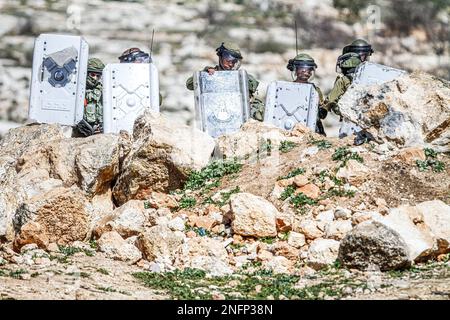 Naplouse, Palestine. 17th févr. 2023. Les soldats israéliens prennent la protection derrière les boucliers de police devant les manifestants palestiniens lors de la manifestation contre les colonies israéliennes dans le village de Beit Dajan près de la ville de Naplouse en Cisjordanie./ (photo de Nasser Ishtayeh/SOPA Images/Sipa USA) Credit: SIPA USA/Alay Live News Banque D'Images