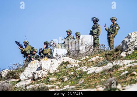 Naplouse, Palestine. 17th févr. 2023. Des soldats israéliens ont vu viser les manifestants palestiniens lors de la manifestation contre les colonies israéliennes dans le village de Beit Dajan près de la ville de Naplouse, en Cisjordanie. (Photo de Nasser Ishtayeh/SOPA Images/Sipa USA) crédit: SIPA USA/Alay Live News Banque D'Images