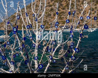 Arbres décorés en mer à Gumusluk, Turquie Banque D'Images