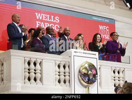 New York, États-Unis. 17th févr. 2023. Les représentants de Wells Fargo sonnent vendredi à la Bourse de New York, à Wall Street, à New York, à 17 février 2023. Photo de John Angelillo/UPI crédit: UPI/Alay Live News Banque D'Images