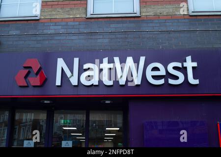 Slough, Berkshire, Royaume-Uni. 17th février 2023. Une succursale de NatWest Bank à Slough High Street. Il a été annoncé aujourd'hui que le PDG de NatWest Bank, Alison Rose, a reçu un montant massif de £5,25m (y compris un bonus) en 2022. L'augmentation des taux de mortage et de prêt a contribué à faire augmenter les bénéfices annuels de NatWest de £5,1bn. Pendant ce temps, de nombreuses succursales de NatWest et d'autres banques ferment dans des villes, ce qui signifie que certaines personnes âgées doivent parcourir des kilomètres pour se rendre à une banque. Crédit : Maureen McLean/Alay Live News Banque D'Images