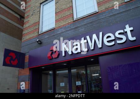 Slough, Berkshire, Royaume-Uni. 17th février 2023. Une succursale de NatWest Bank à Slough High Street. Il a été annoncé aujourd'hui que le PDG de NatWest Bank, Alison Rose, a reçu un montant massif de £5,25m (y compris un bonus) en 2022. L'augmentation des taux de mortage et de prêt a contribué à faire augmenter les bénéfices annuels de NatWest de £5,1bn. Pendant ce temps, de nombreuses succursales de NatWest et d'autres banques ferment dans des villes, ce qui signifie que certaines personnes âgées doivent parcourir des kilomètres pour se rendre à une banque. Crédit : Maureen McLean/Alay Live News Banque D'Images