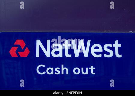 Slough, Berkshire, Royaume-Uni. 17th février 2023. Une succursale de NatWest Bank à Slough High Street. Il a été annoncé aujourd'hui que le PDG de NatWest Bank, Alison Rose, a reçu un montant massif de £5,25m (y compris un bonus) en 2022. L'augmentation des taux de mortage et de prêt a contribué à faire augmenter les bénéfices annuels de NatWest de £5,1bn. Pendant ce temps, de nombreuses succursales de NatWest et d'autres banques ferment dans des villes, ce qui signifie que certaines personnes âgées doivent parcourir des kilomètres pour se rendre à une banque. Crédit : Maureen McLean/Alay Live News Banque D'Images