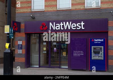 Slough, Berkshire, Royaume-Uni. 17th février 2023. Une succursale de NatWest Bank à Slough High Street. Il a été annoncé aujourd'hui que le PDG de NatWest Bank, Alison Rose, a reçu un montant massif de £5,25m (y compris un bonus) en 2022. L'augmentation des taux de mortage et de prêt a contribué à faire augmenter les bénéfices annuels de NatWest de £5,1bn. Pendant ce temps, de nombreuses succursales de NatWest et d'autres banques ferment dans des villes, ce qui signifie que certaines personnes âgées doivent parcourir des kilomètres pour se rendre à une banque. Crédit : Maureen McLean/Alay Live News Banque D'Images