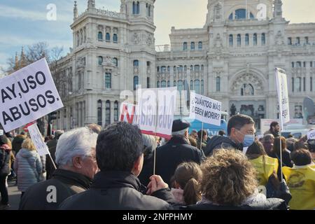 Madrid, Espagne - 12 février 2023 : manifestation de citoyens et de médecins pour la défense des soins de santé publics dans les rues de Madrid. Banque D'Images