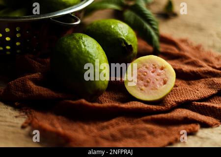 gros plan sur la plaque de fruits de la goyave coupée. Belle photo Banque D'Images