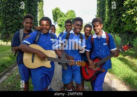 Élèves de la station de mission catholique de Vunapope en uniformes scolaires et avec guitares, Kokopo, anciennement Herbertshoehe, de 1899 à 1910 Banque D'Images