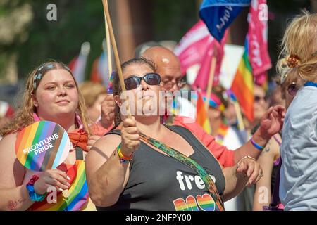 Toronto Ontario, Canada- 26 juin 2022 : les hugs de mamans du Sud de l’Ontario marchent dans le défilé de fierté annuel de Toronto. Banque D'Images