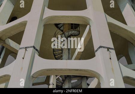 Vue de l'ancien escalier en colimaçon en métal à l'intérieur des structures colonnes ancienne tour d'eau en ciment. Mise au point sélective. Banque D'Images