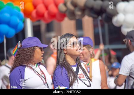 Toronto Ontario, Canada- 26 juin 2022 : un employé d'ADP CANADA se présente au défilé de fierté annuel de Toronto. Banque D'Images