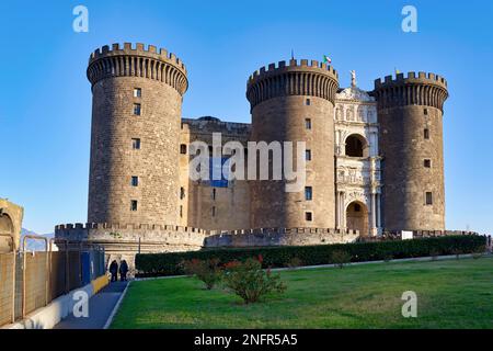 Naples, Campanie, Italie. Castel Nuovo (nouveau château), souvent appelé Maschio Angioino, est un château médiéval situé en face de la Piazza Municipio et de la Banque D'Images